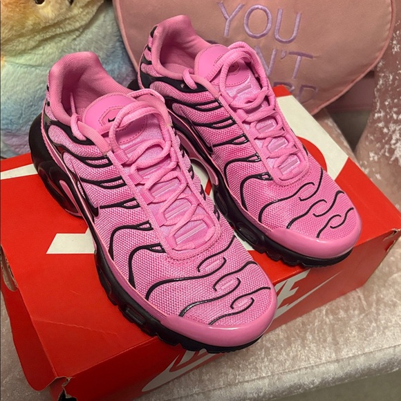 Nike Women's Pink &Black Sneakers Brand New! Size 7! - Picture 3 of 8